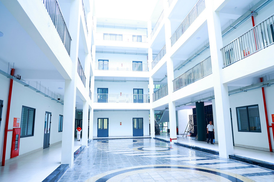 Khối nhà 4 tầng với hệ thống phòng học, phòng hành chính quản trị, phòng chức năng hỗ trợ học tập khang trang, hiện đại. khanhthanhtruongchuyen-3.jpg
