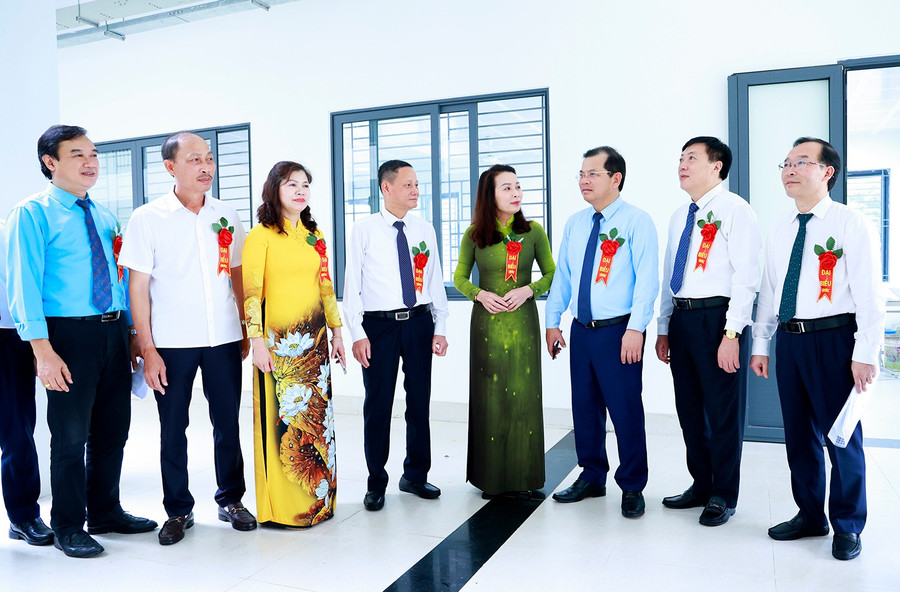 Lãnh đạo tỉnh Bắc Ninh thăm quan cơ sở vật chất của Trường THPT Chuyên Bắc Giang. khanhthanhtruongchuyen-4.jpg