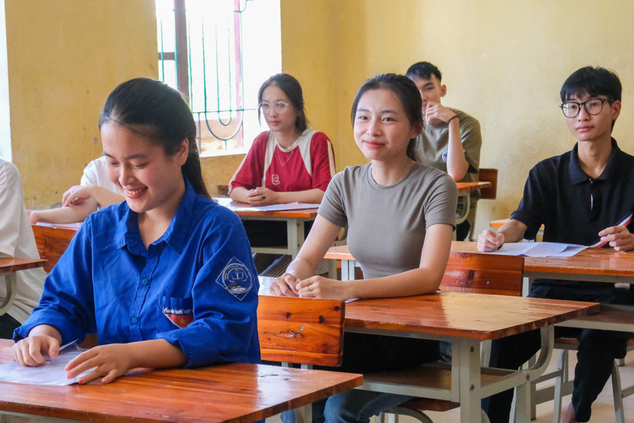 Thí sinh làm thủ tục đăng ký dự thi, kiểm tra lại thông tin. c-2.jpg
