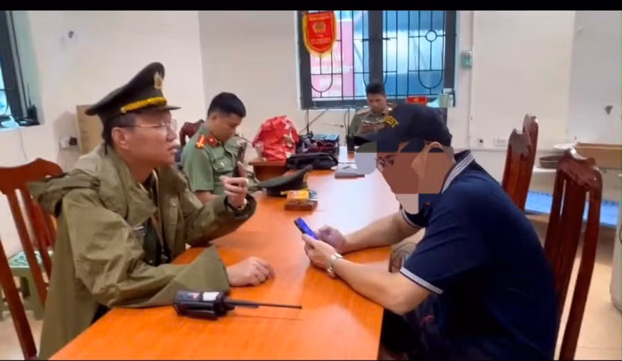 Ông Nguyễn Văn Đ. (áo đen) tại cơ quan Công an.