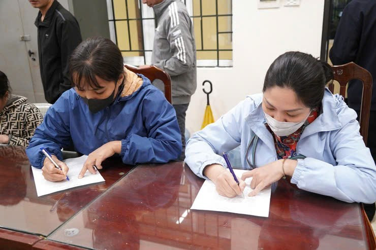 Phụ huynh học sinh ký cam kết giáo dục con tại gia đình. ajpg.png