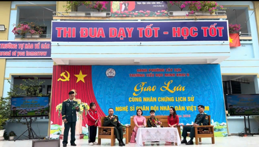 Tọa đàm giao lưu cùng nhân chứng lịch sử và nghệ sĩ quân đội.