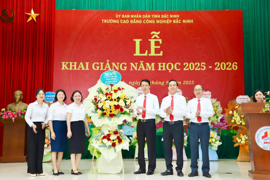 Đại diện đơn vị tặng hoa chúc mừng năm học mới nhà trường. cn1.jpg