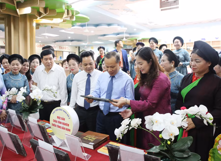 Ông Mai Sơn, Phó Chủ tịch Thường trực UBND tỉnh Bắc Ninh cùng các đại biểu tham quan khu vực trưng bày trong nhà.