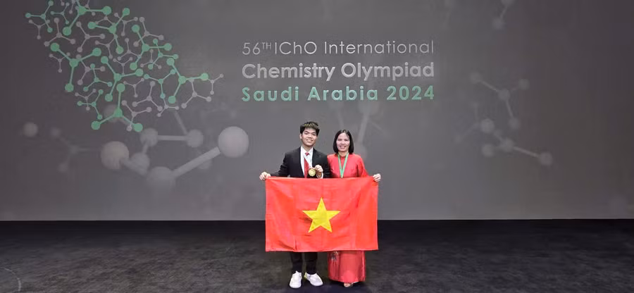 Cô Vũ Thị Len (áo dài đỏ) giáo viên Trường THPT Chuyên Bắc Ninh chia vui với học trò.