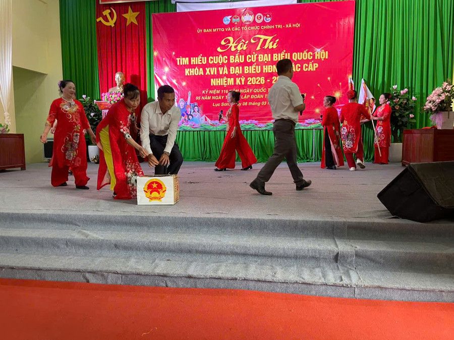 Thí sinh tham gia phần thi xử lý tình huống thường gặp về bầu cử.