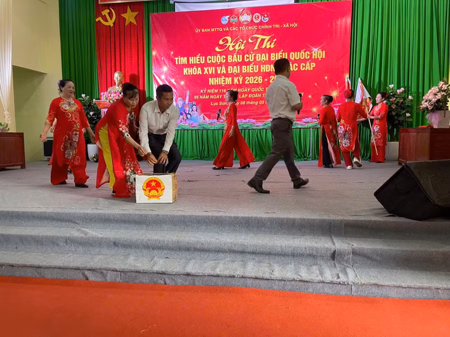 Thí sinh tham gia phần thi xử lý tình huống thường gặp về bầu cử.