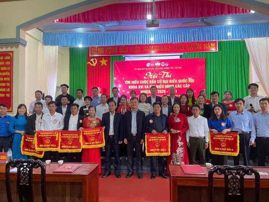 Ông Bùi Văn Hoàng, Bí thư Đảng ủy xã Lục Sơn trao giải A cho 5 đội xuất sắc nhất hội thi. z7599531418814-9e4f4a0bd9b20d3cef502ba2e3edc864.jpg