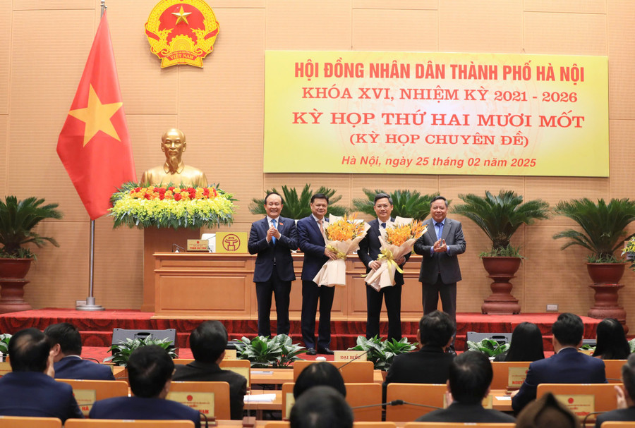 Lãnh đạo TP Hà Nội tặng hoa ông Vũ Đức Bảo và ông Hà Minh Hải.