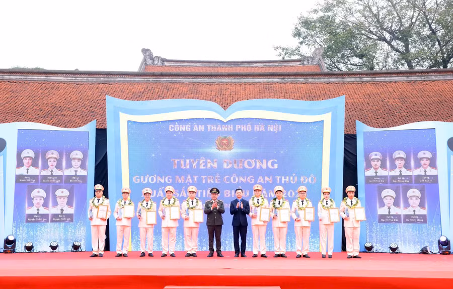 Tuyên dương 10 gương mặt trẻ Công an Thủ đô xuất sắc tiêu biểu năm 2025. 
