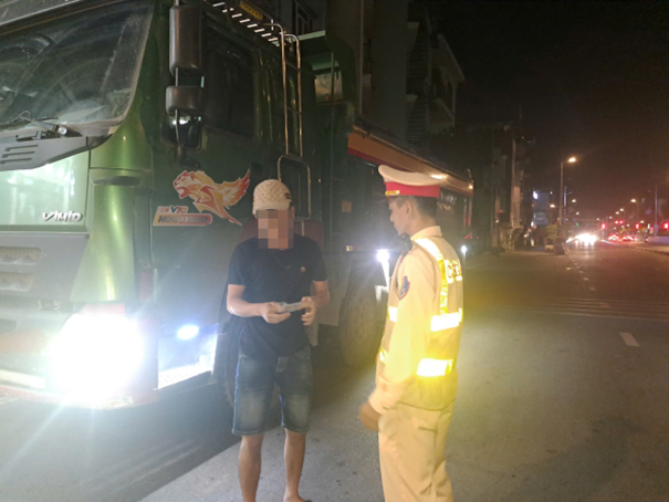 Cảnh sát giao thông kiểm tra, xử lý các vi phạm như lắp thêm đèn, còi sai quy định. picture3.png