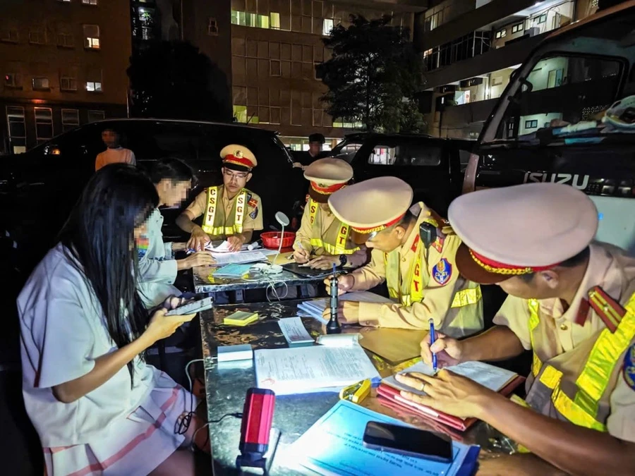 Nhiều nam thanh, nữ tú có dấu hiệu vi phạm Luật Giao thông đường bộ được xử lý.