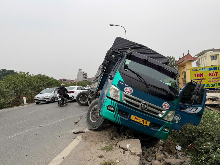 Tai nạn liên hoàn giữa 4 ô tô tại xã Thường Tín (TP Hà Nội).