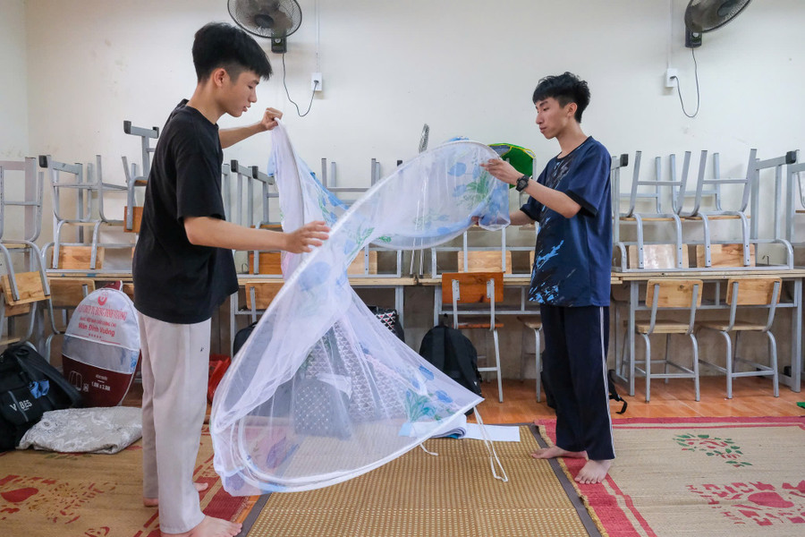 Thí sinh chuẩn bị đồ đạc nghỉ tại Trường THCS Cẩm Đàn chuẩn bị cho kỳ thi. c-5.jpg