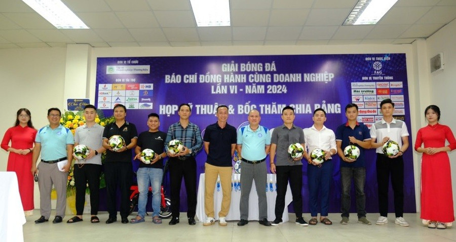 Ban tổ chức cùng đại diện các đội bóng cùng chụp ảnh lưu niệm. N2.jpg