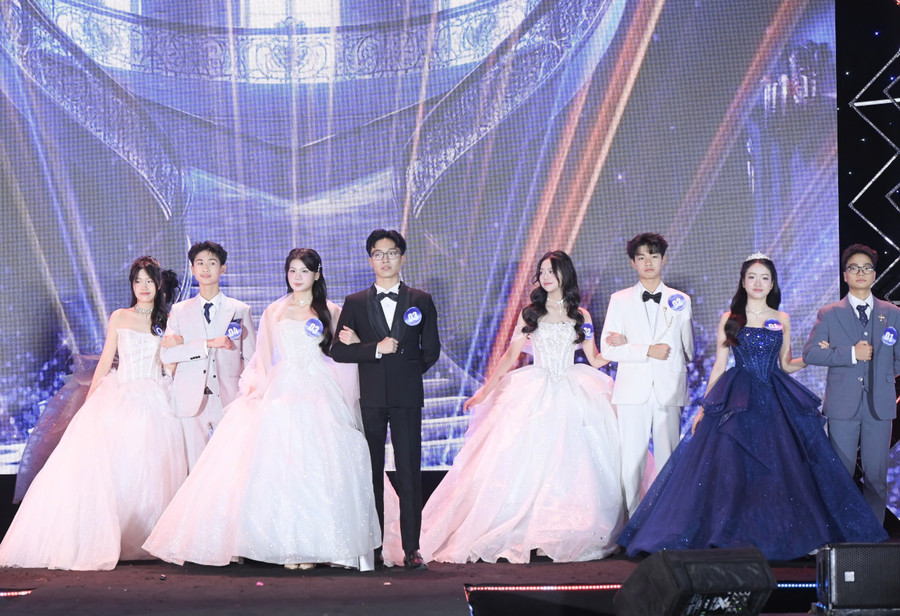 Học sinh Trường THCS Giảng Võ tham gia lễ hội.