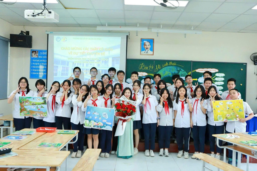 Cô giáo chủ nhiệm Nguyễn Thị Lan và tập thể lớp 9A2. 9a-1.jpg