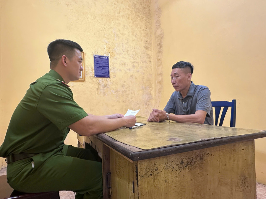 Ông Nguyễn Văn Phích tại cơ quan công an. z6570812955763-c860f915f6476538441b58a0808dc1c4.jpg