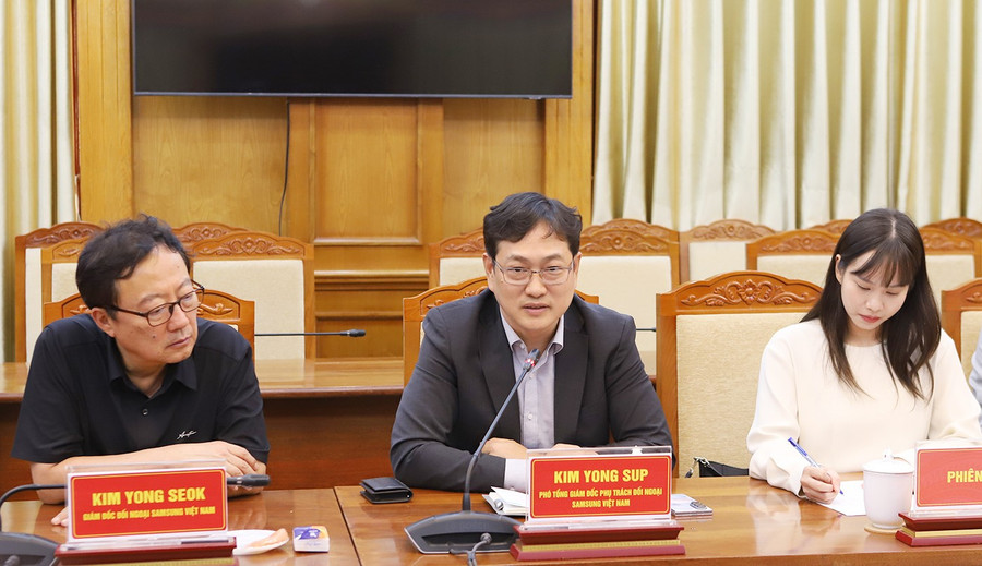 Ông Kim Yong Sup, Phó Tổng Giám đốc phụ trách đối ngoại Samsung Việt Nam phát biểu tại buổi làm việc. a2-3.jpg