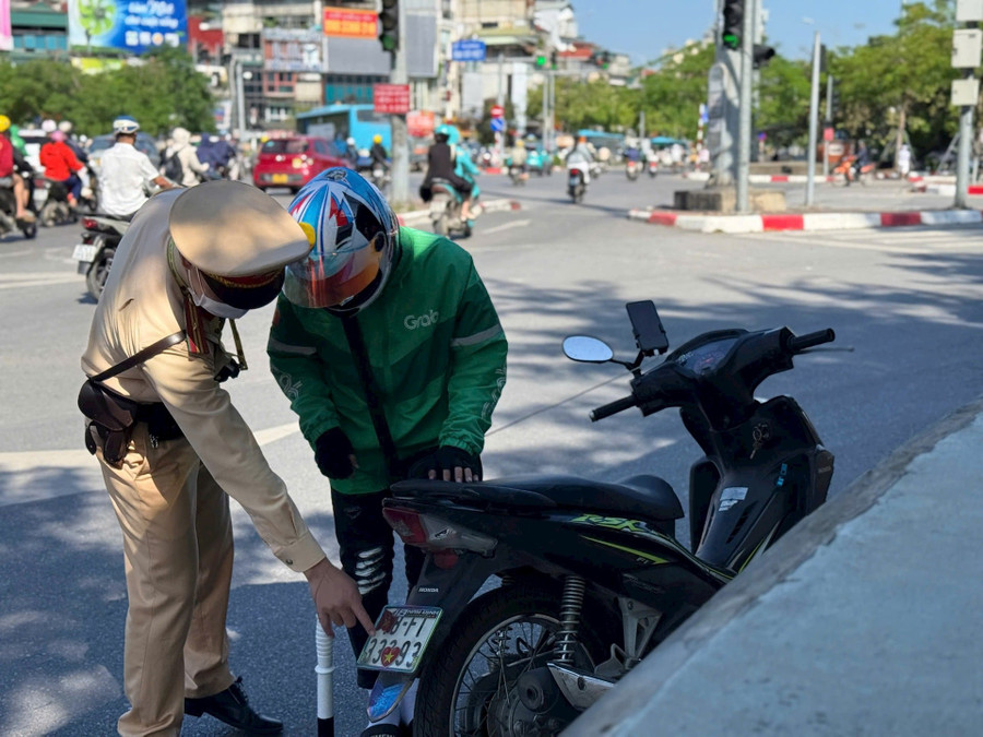 Cán bộ Đội CSGT đường bộ số 4 chỉ ra lỗi vi phạm của lái xe.