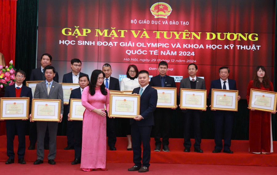 Ông Bạch Đăng Khoa (bên phải) trong buổi gặp mặt, vinh danh do Bộ GD&ĐT tổ chức. untitled-2948.jpg