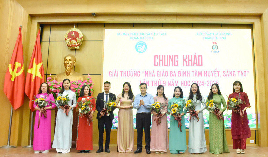 Phó Chủ tịch LĐLĐ TP Hà Nội Nguyễn Chính Hữu cùng Phó Chủ tịch UBND quận Ba Đình Phạm Thị Diễm tặng hoa chúc mừng 9 nhà giáo tham dự vòng chung khảo.