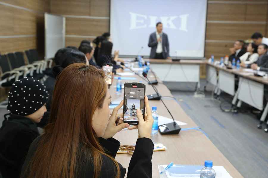 Học viên livestream ngay tại lễ khai giảng.