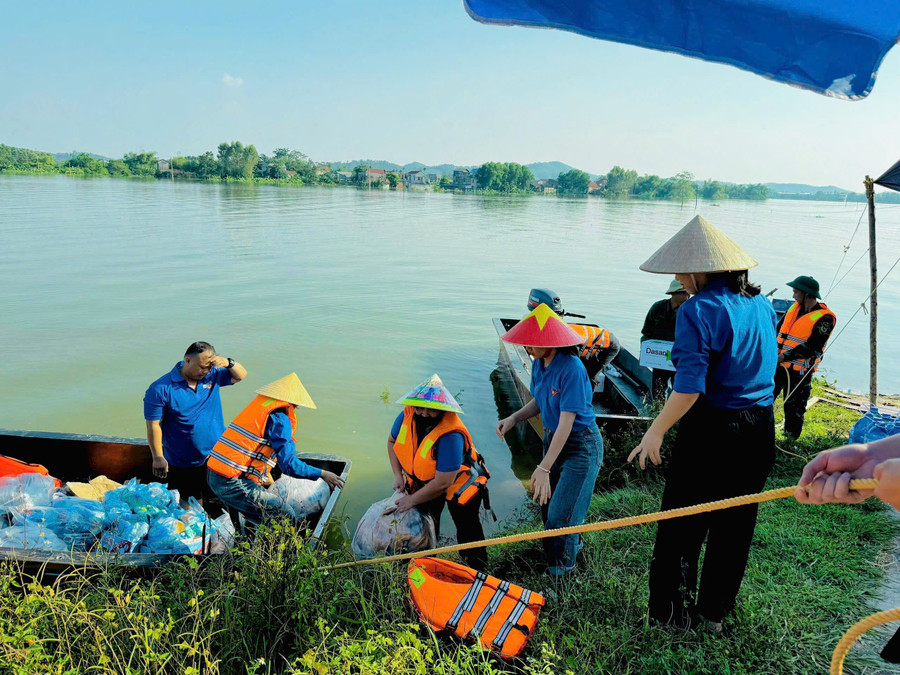 Đoàn thanh niên, người dân phường Đa Mai hỗ trợ nhu yếu phẩm cho người dân bị vùng ngập, úng. b4.jpg