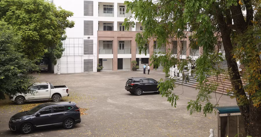 Cơ quan chức năng làm việc với trường Đại học Kinh Bắc. Ảnh: Đăng Chung