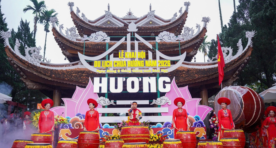 Biểu diễn trống hội Thăng Long trong ngày khai mạc Lễ hội chùa Hương. 