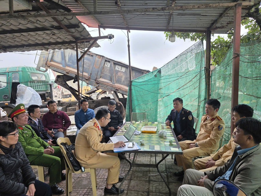 Tổ công tác liên ngành làm việc với đại diện bến bãi tập kết vật liệu xây dựng.