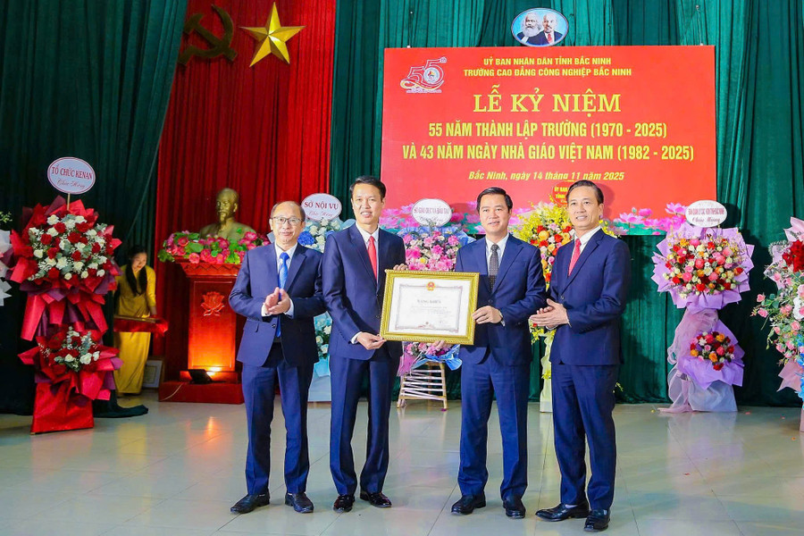 Ông Lê Xuân Lợi - Phó Chủ tịch UBND tỉnh Bắc Ninh (thứ 2 từ phải sang trái) trao Bằng khen cho Ban Giám hiệu nhà trường.