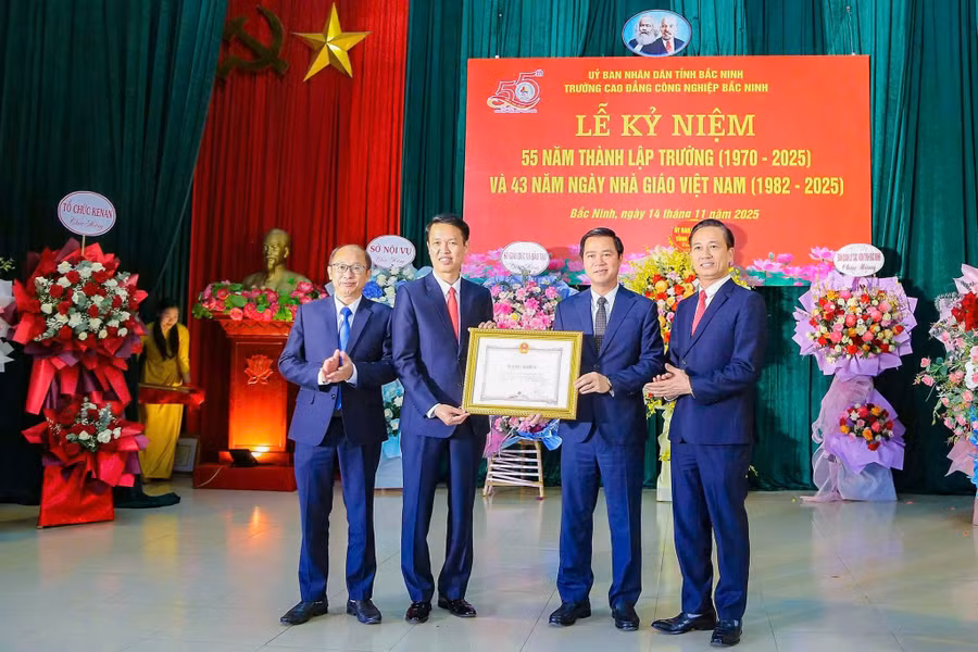 Ông Lê Xuân Lợi - Phó Chủ tịch UBND tỉnh Bắc Ninh (thứ 2 từ phải sang trái) trao Bằng khen cho Ban Giám hiệu nhà trường.