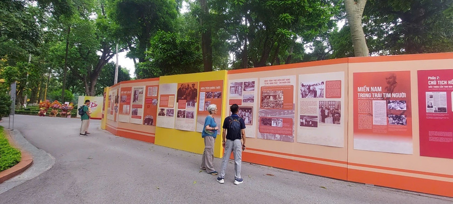 Du khách tham quan triển lãm. Ảnh: Bình Thanh. picture3.jpg