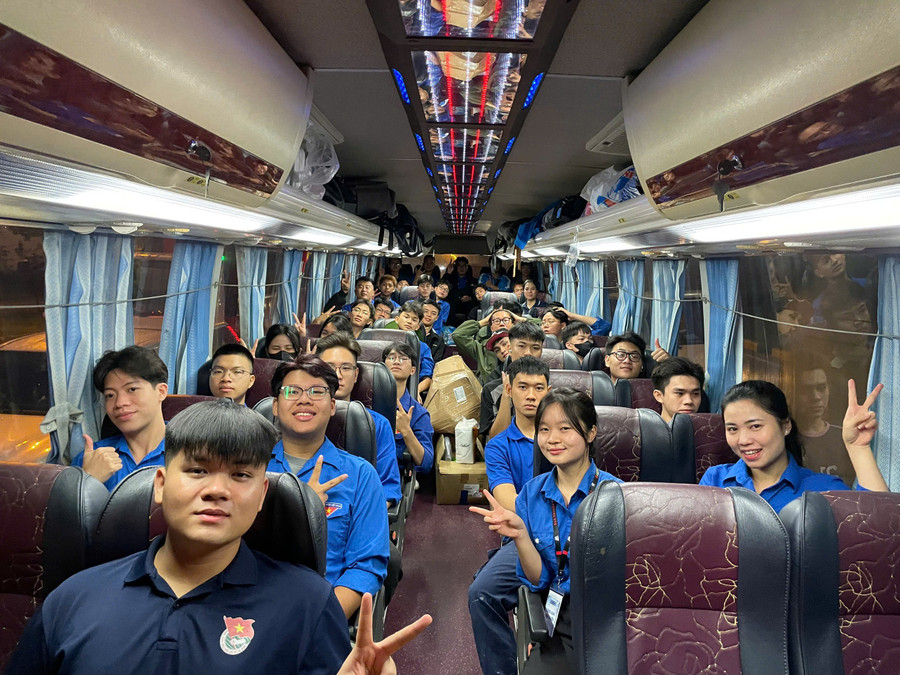 Sinh viên Trường Đại học Điện lực hướng về vùng lũ để hỗ trợ người dân. e5.jpg