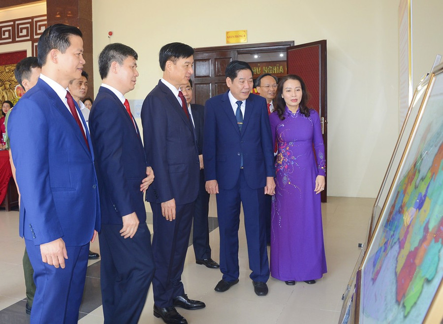 Ông Nguyễn Duy Ngọc cùng các lãnh đạo tỉnh Bắc Ninh tham quan trưng bày bản đồ quy hoạch của phường Quế Võ tại Đại hội. 04.jpg