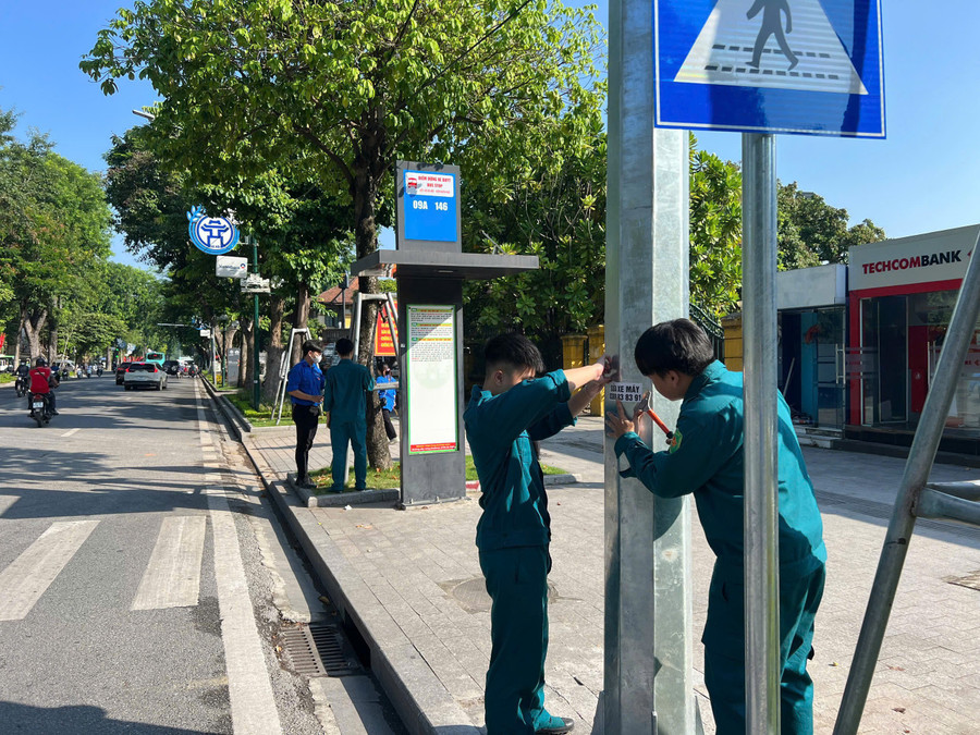 Thanh niên phường Ba Đình tham gia vệ sinh môi trường sáng 2/8. z6865133017879-9d5c7d58fdcbaf8e2ec7897ec39f17ff.jpg