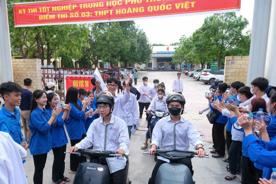 Thanh niên tình nguyện động viên thí sinh tại kỳ thi tốt nghiệp THPT năm 2024 (ảnh TL).