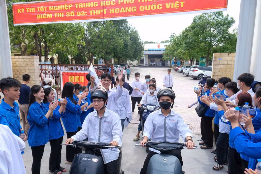 Thanh niên tình nguyện động viên thí sinh tại kỳ thi tốt nghiệp THPT năm 2024 (ảnh TL).