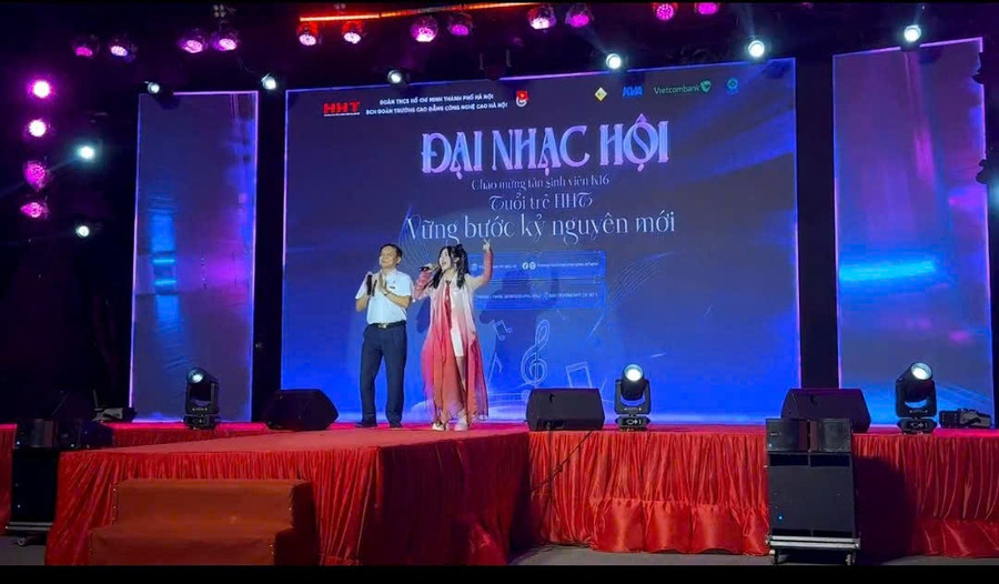 Sôi động đêm đại nhạc hội chào tân sinh viên Khóa 16 với chủ đề “Vững bước kỷ nguyên mới”.