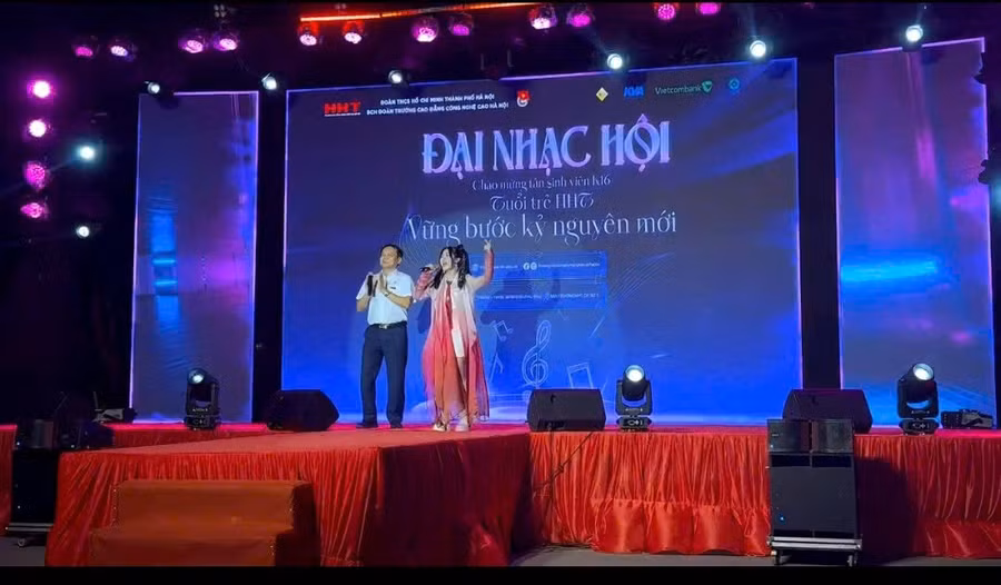 Sôi động đêm đại nhạc hội chào tân sinh viên Khóa 16 với chủ đề “Vững bước kỷ nguyên mới”.