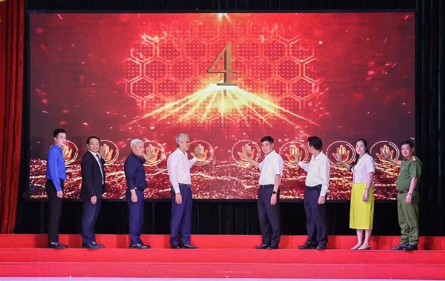 Đại biểu ấn nút phát động phong trào "Bình dân học vụ số".