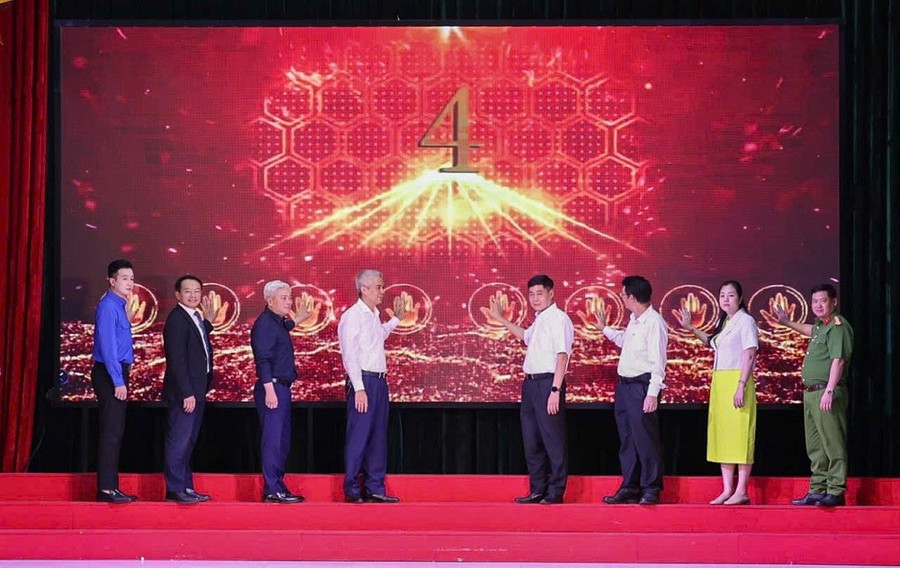 Đại biểu ấn nút phát động phong trào "Bình dân học vụ số".