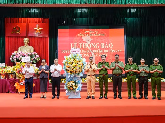 Lãnh đạo tỉnh Hòa Bình chúc mừng Đại tá Đỗ Thanh Bình, tân Cục trưởng Cục Cảnh sát giao thông.