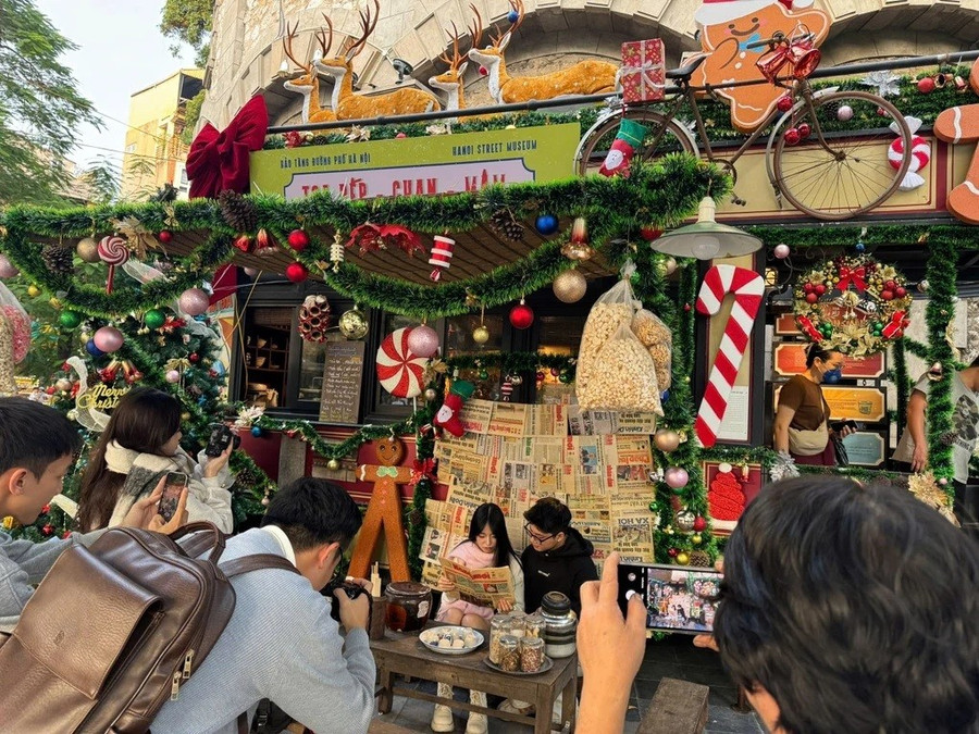 Mô hình "di sản xuống phố” do UBND phường Ba Đình triển khai thu hút đông đảo giới trẻ.