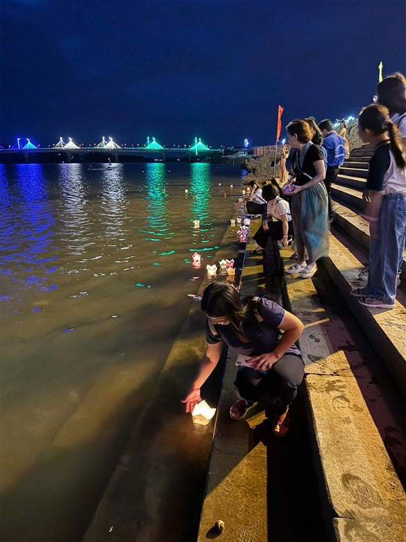 Đoàn đến dâng hương và thả đèn hoa đăng tại sông Thạch Hãn. c-8.jpg