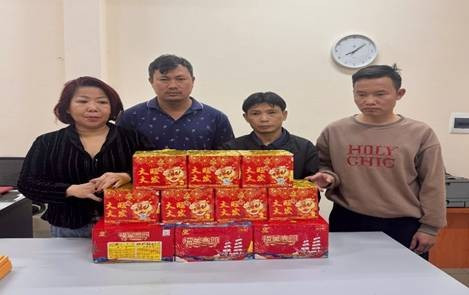 Nhóm người buôn bán, tàng trữ pháo nổ bị cơ quan công an bắt giữ.