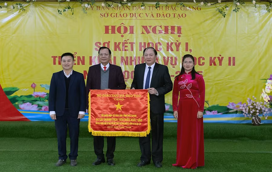 Thừa ủy quyền Bộ trưởng Bộ GD&ĐT, ông Tạ Việt Hùng – Giám đốc Sở GD&ĐT trao tặng Cờ thi đua cho Sở GD&ĐT Bắc Giang.