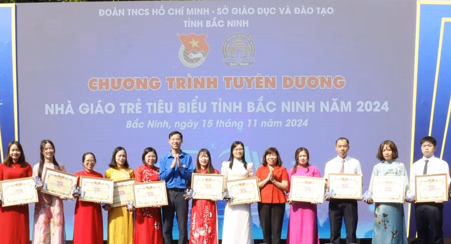 Phó Giám đốc Sở GD&ĐT Bắc Ninh Nguyễn Thị Ngọc (thứ 5 từ phải qua) cùng đại biểu trao Giấy khen cho các Nhà giáo trẻ tiêu biểu.