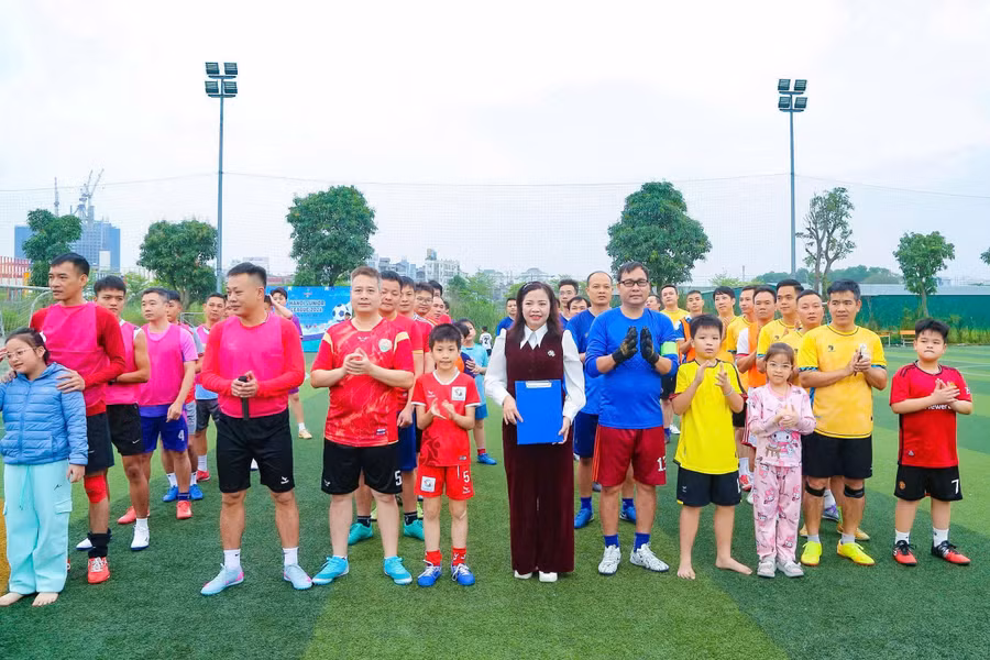 Các đội chuẩn bị bước vào trận giao lưu bóng đá với khí thế vui tươi.